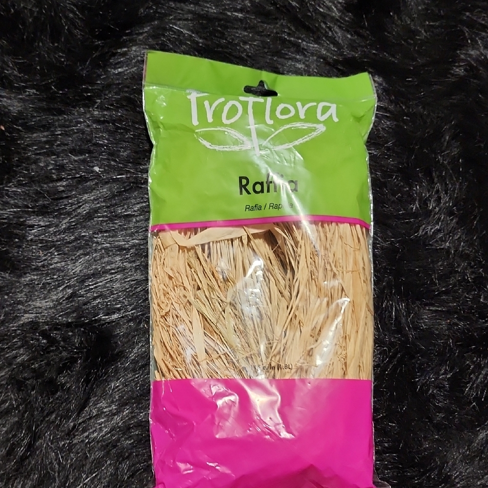 TrofFlora Natural Raffia. NEW  1.8 L.  115 cu in